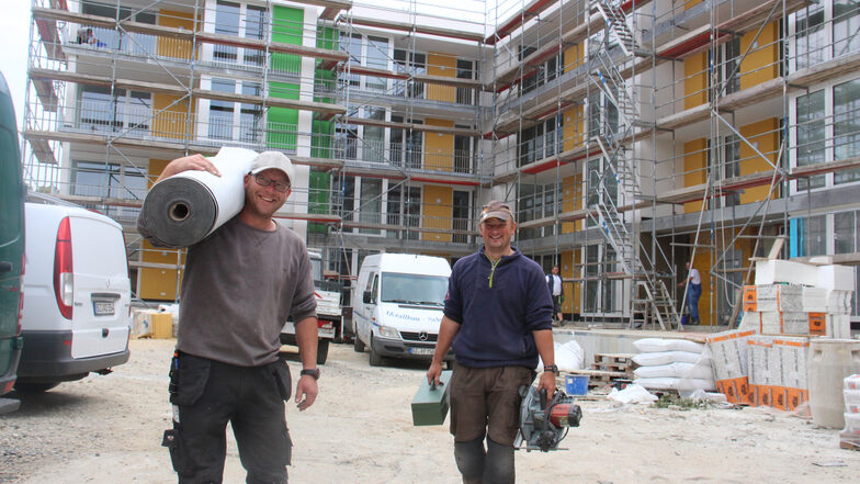 Michael Saring (l.) und Sven Nostitz von der Dachdeckerfirma Hölzel arbeiten zurzeit am Neubau Paul-Neck-Straße 2a bis 2c. Die ersten Mieter können hier im linken Gebäudeteil bald einziehen.