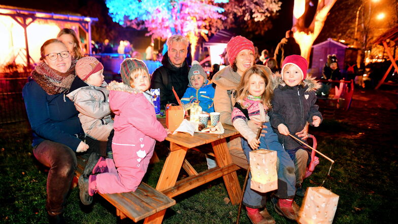 Zum Lichterfest in der Kita "Knirpshausen" haben Kinder, Eltern und Gäste am Ende einen Lampionumzug gemacht, angeführt vom Spielmannszug der Feuerwehr Großschönau.