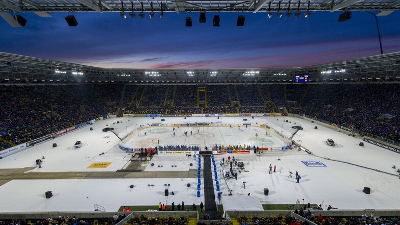 Vor vier Jahren wurde das Fußball-Stadion zum ersten Mal zur Eishockey-Arena, am 4. Januar gibt es die zweite Auflage des Hockey-Open-Air.