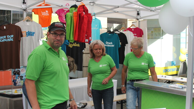 Am SZ-Treffpunkt mit Verlagsleiter Andreas Krause dominiert hellgrün - T-Shirts gibt es aber in vielen Farben.
