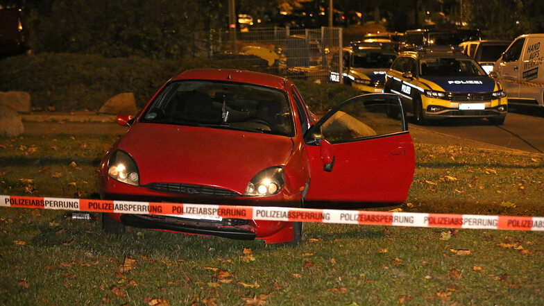 Polizisten stoppen ein flüchtiges Fahrzeug in Dresden. Dabei fallen auch Schüsse.