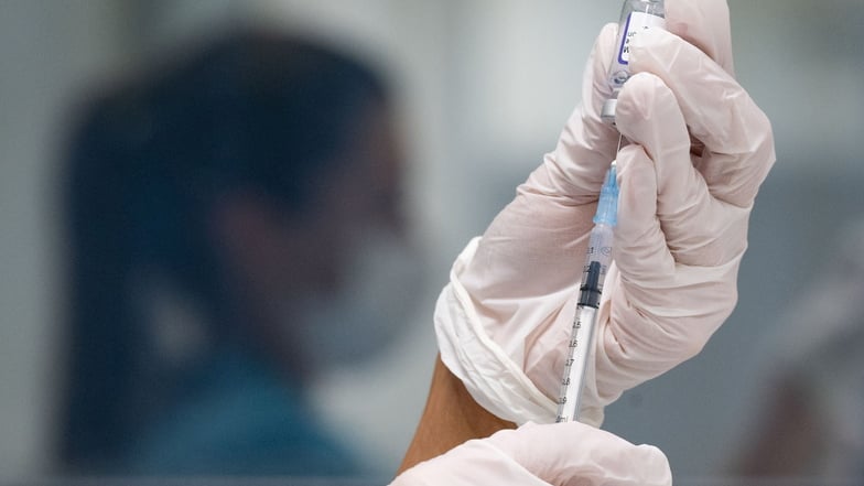 Der neue Impfstoff soll gegen derzeit kursierende Virusvarianten wirken.