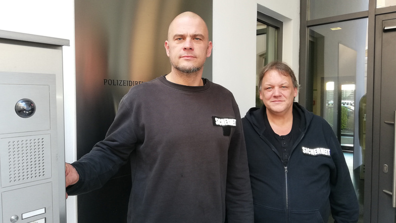 Marco Broda und Maik Kühn (von links) gehören zum privaten Sicherheitsdienst, der bei der Polizeidirektion Görlitz den Wach- und Einlassdienst übernommen hat.