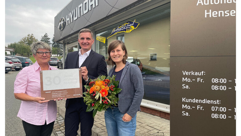 Das Autohaus Hensel bekommt als
Anerkennung für seine 30-jährige
Vertragspartnerschaft mit Hyundai
eine Urkunde von Sebastian Braun,
Hyundai-Distriktleiter Vertrieb Sachsen,
überreicht.