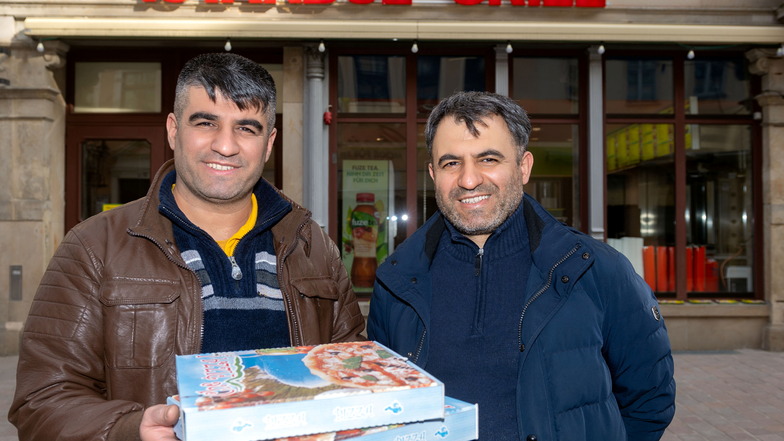 Die Brüder Sükrü (li.) und Fedli Acoiglu stehen vor ihrem neuen Döner-Laden in Pirna, der am Donnerstag eröffnet.