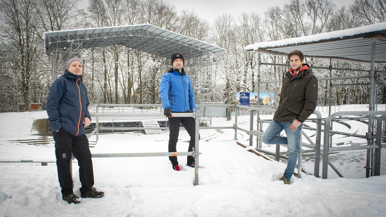 Zurzeit liegt auf der Hutbergbühne noch Schnee. Doch das erste Open Air 2021 soll schon am 5. Juni stattfinden. Steffen Lorenz, David Kliemann und Toni Lehder (v.l.) von der Kamenzer Stadtverwaltung sind gespannt.