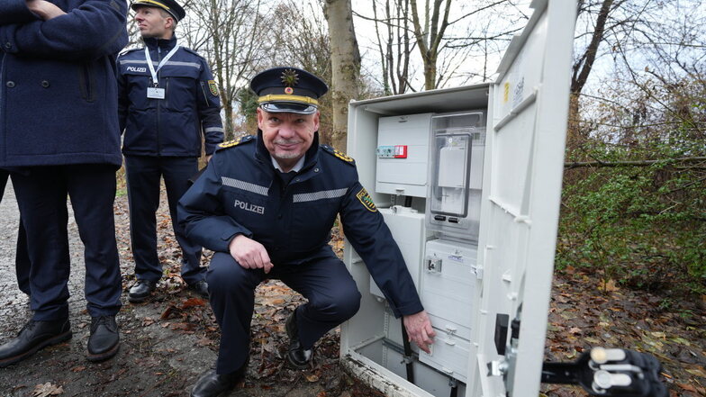 Petric Kleine legte auch den Schalter des Stromkasten an der Friedensstraße in Zittau um, womit die Kamerasäulen an dem Standort in Betrieb gingen.