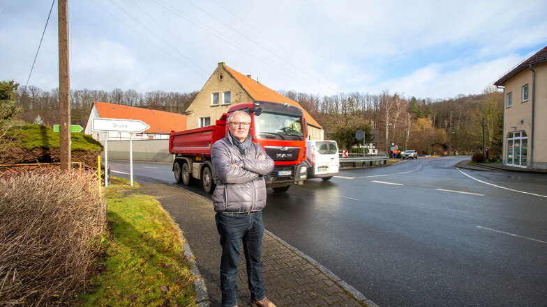 Werner Stephan findet, dass am Abzweig Grund in Mohorn etwas passieren müsste. Hier ist es nicht nur für Fußgänger gefährlich.