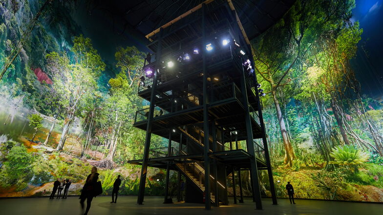 Besucherturm in der Ausstellung Amazonien im Dresdner Panometer.