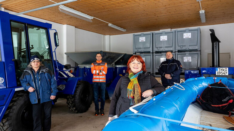 Dirk Massi,  Lars Werthmann,  Oberbürgermeisterin Kerstin Körner und Michael Ebert stehen im neuen Bevölkerungsschutzlager.