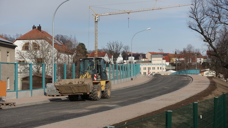 Bisher ist auf der Straße zur neuen Brücke Schillerstraße nur der Radlader unterwegs. Das Bauwerk steht aber vor seiner Fertigstellung. Die Kritik an der Verkehrswirksamkeit reißt allerdings seit Jahren nicht ab.