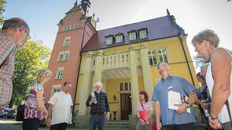 In Taubenheim führt Ortsvorsteher Jürgen Adler (3.v.l.) die Wettbewerbsjury unter anderem zum Schloss, in dem Viktor Philippi (M.) ein Gesundheitszentrum betreibt.