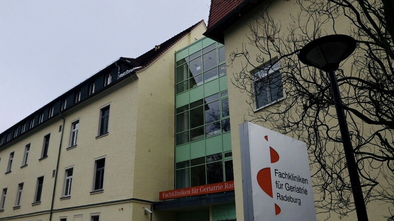 Eingang zu den Fachkliniken in der Radeburger Hospitalstraße.