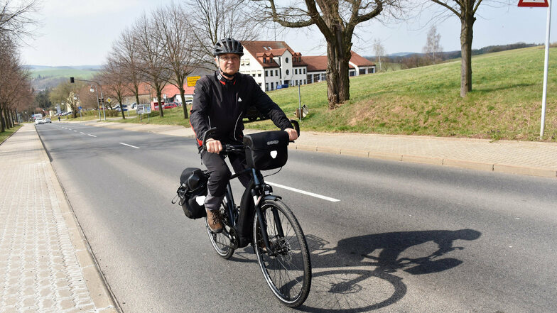 Wolfgang Bartzsch aus Paulsdorf fährt auf der Rabenauer Straße in Dipps. Einen Radweg gibt es hier wie auch an den meisten anderen Straßen in der Stadt nicht. Jetzt ist ein Konzept gefordert.