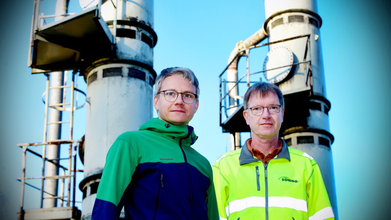 Sowag-Bereichsleiter für Investition und Genehmigungswesen, Matthias Seifert (links) und der Leiter des Meisterbereiches Wasserwerk, Jens Schiffner, vor den beiden Kaskaden in Jonsdorf, die bald abgerissen werden.