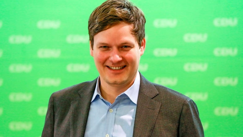 Bisher Sachsens Vertreter in Berlin wechselt Conrad Clemens (41) jetzt als Minister in die Dresdner Staatskanzlei. Zudem hat ihn die sächsische CDU zur Landtagswahl als Direktkandidaten in Löbau aufgestellt.