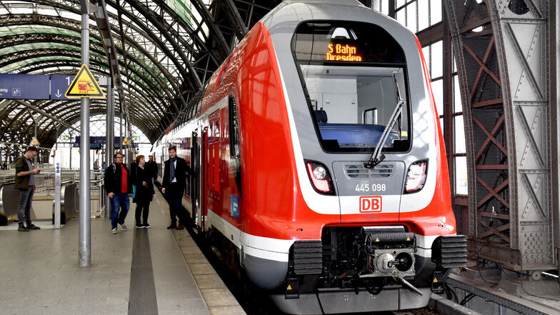 Auf einer Testfahrt haben der Verkehrsverbund Oberelbe, die Deutsche Bahn und Bombardier Transportation neue Triebwagen für die Dresdner S-Bahn vorgestellt.