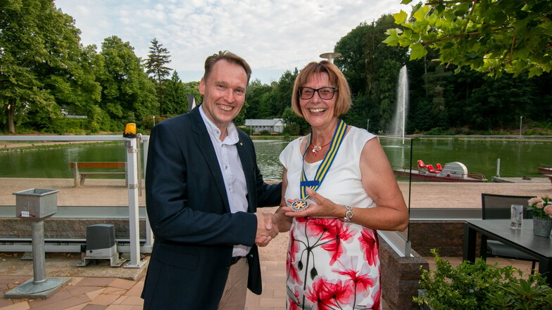 Roland Pfützer übergibt die Amtskette an Karin Ilgert. Sie ist die neue Präsidentin des Rotaryclubs Döbeln-Mittelsachsen.