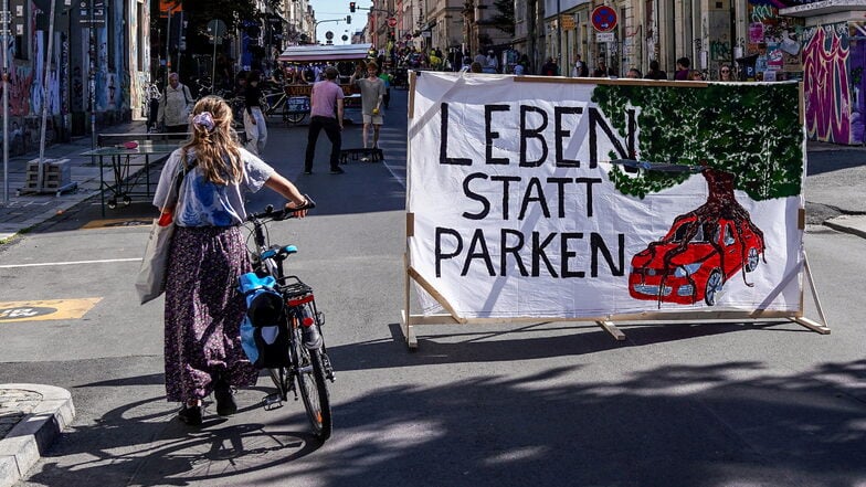 Die Anwesenden sind sich einig: Sie wollen weniger Autoverkehr in der Straße.