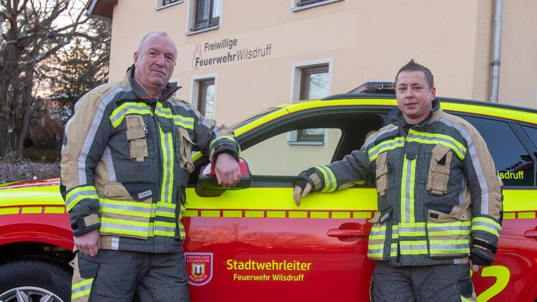 Stadtwehrleiter Falk Arnhold (links) und Daniel Menzel, verantwortlich für die Technik, am neuen Kommandofahrzeug der Feuerwehr Wilsdruff.