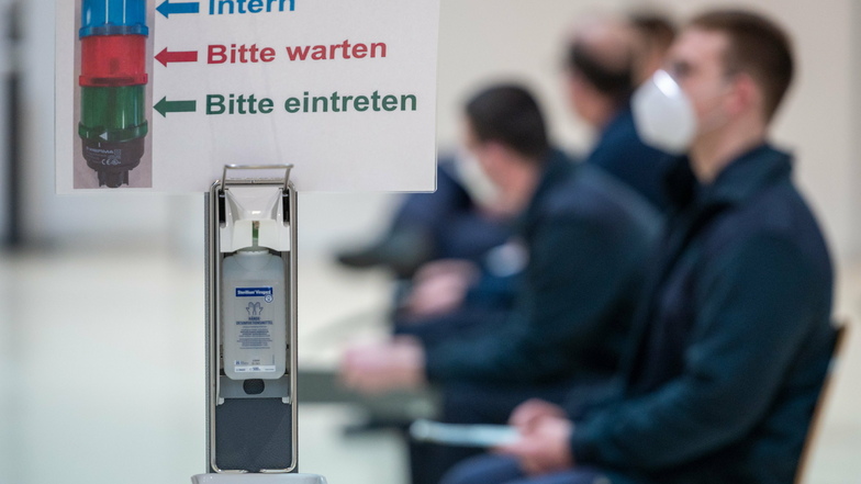 In Impfzentren in ganz Sachsen werden seit Montag Mitarbeiter in Pflegeberufen und über 80-Jährige geimpft. Im Landkreis Bautzen wurde es in Kamenz eingerichtet.