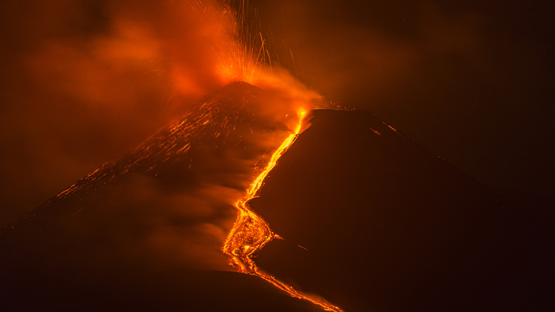 Heiße Lava fließt vom Vulkan Ätna (Archivbild). Der Vulkan ist erneut ausgebrochen.