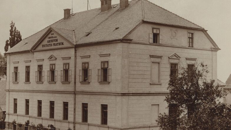 Das Gebäude des „Archivum Unitatis Fratrum“ an der Zittauer Straße 14 im Jahre 1889.
Diese Aufnahme ist ein historisches Kleinod von vielen, die in den Räumen des EBU-Archivs aufbewahrt werden.
