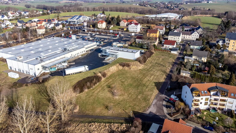 Auf dem leeren Grundstück neben Kaufland in Waldheim sollen Hallen und Garagen gebaut werden.