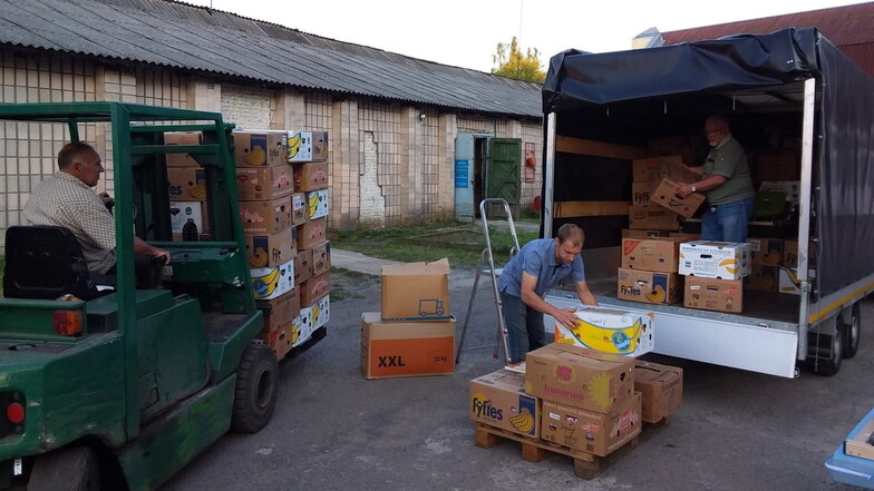 Der Verein "Hilfe für Kinder in Not Seifhennersdorf" bei der Übergabe einer Spende in der ukrainischen Stadt Sarny.
