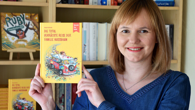 Anja Schenk mit ihrem neuen Kinderbuch, das ab sofort im Buchhandel erhältlich ist.