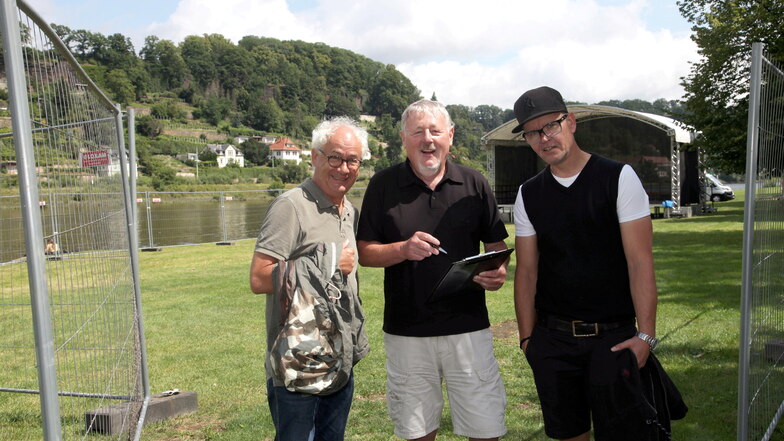 Ein Trio, das nicht auftritt, aber zusammen für den Kultur-August steht: Tom Pauls, Gert Lorenz und Uwe von Schroeter (v.l.) vor der Bühne an der Elbe in Pirna.