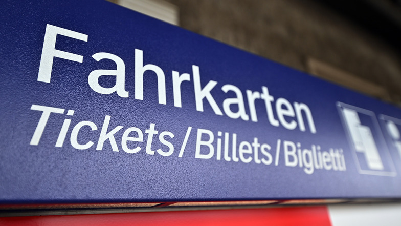 Bahn kündigt Verkaufsstart für 9-Euro-Ticket an - Streit ums Geld