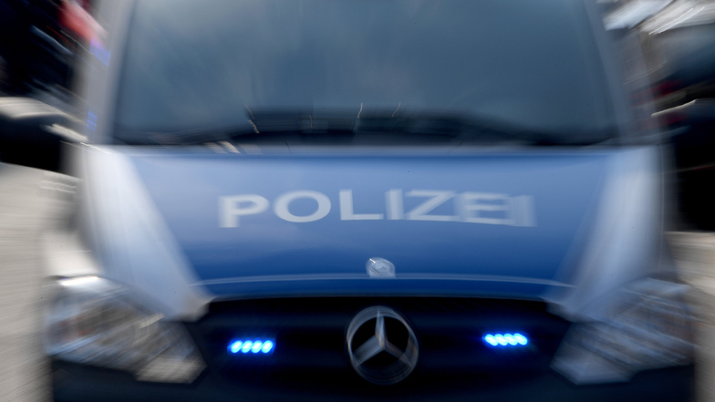 Zu zwei Razzien rückten Polizeikräfte jetzt in der Gemeinde Neschwitz an.