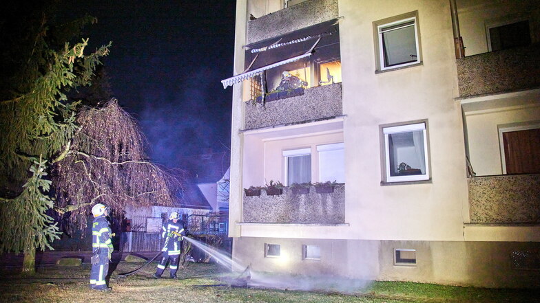 In der Nacht zu Dienstag rückten unter anderem die Freiwilligen Feuerwehren aus Graupa und Copitz an, um einen Brand in Graupa zu löschen.