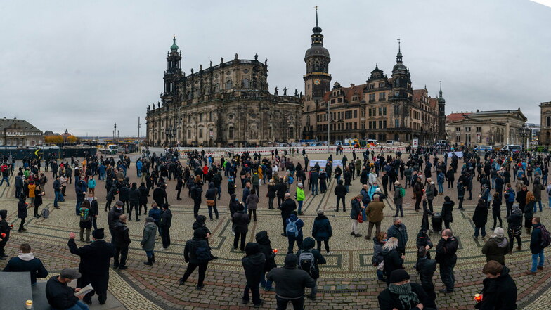 Schweigen und stehen: Protest gegen Corona-Maßnahmen auf dem Dresdner Theaterplatz.