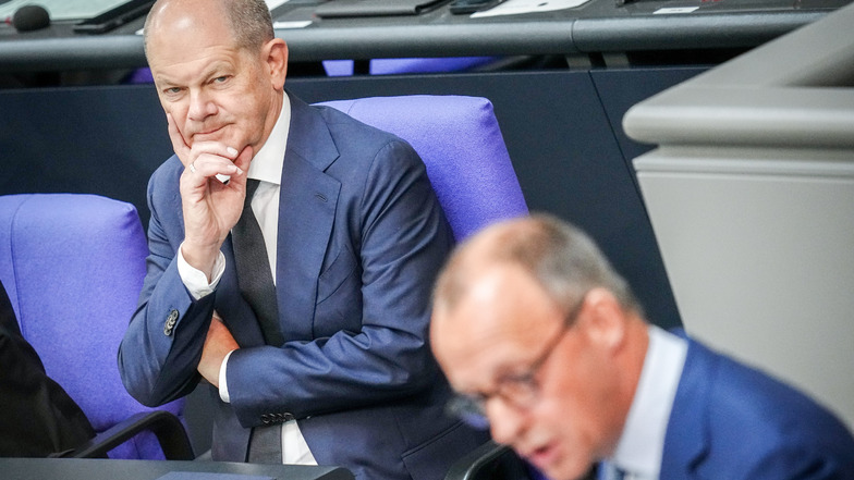 Friedrich Merz (rechts), CDU-Bundesvorsitzender und Unionsfraktionsvorsitzender, fordert Bundeskanzler Olaf Scholz (SPD) zu Migrationsgespräch auf.