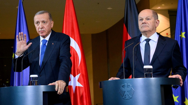 Bundeskanzler Olaf Scholz (SPD, r) und Recep Tayyip Erdogan, Präsident der Türkei, äußern sich bei einer Pressekonferenz vor ihrem Gespräch und einem Abendessen im Bundeskanzleramt.