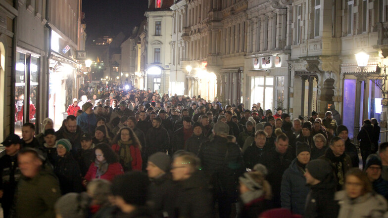In Pirna zog am Montagabend erneut ein Demonstrationszug durch die Altstadt.