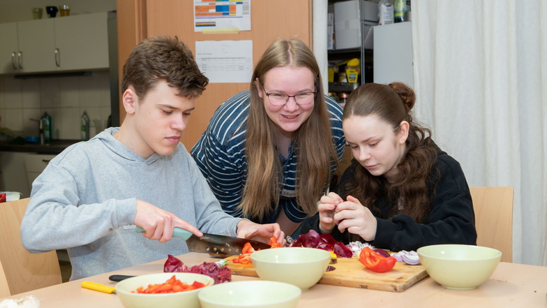 Koch-Challenge: Lukas aus Dresden, Donata Raphaela aus Ebersbach und Emma aus Meißen bereiten eine Schakschuka vor.