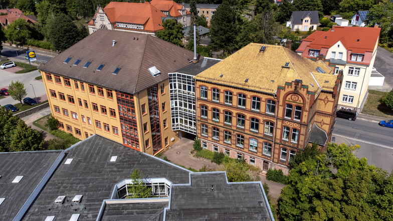 In die ehemalige Ingenieurschule an der Döbelner Straße in Roßwein soll die Förderschule einziehen. Ehe das passieren kann, sind ab 2024 Umbauten und Modernisierungen nötig. Die Planungen dafür sollen jetzt schon starten.