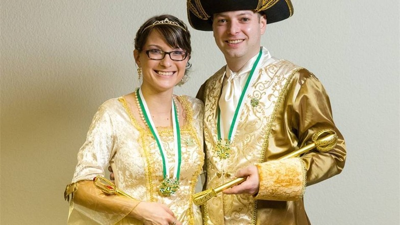 Christiane I. und Frank III. Golden glänzende Kostüme tragen Christiane Richter und Frank Schumann, das Prinzenpaar des Cunnersdorfer Karnevalsclubs.