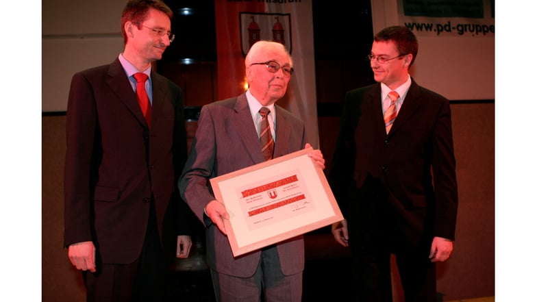 Beim Neujahrstreffen 2007 wurde Dr. Rolf Görner (Mi.) von Minister Roland Wöller und Bürgermeister Ralf Rother (re.) zum Ehrenbürger ernannt.