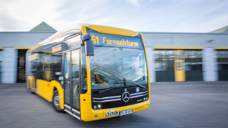 Einer der 20 neuen Elektrobusse präsentiert sich auf dem Betriebshof Gruna. Die Busse erreichen im Alltag sogar bis zu 170 Kilometer Reichweite, freuen sich die DVB.