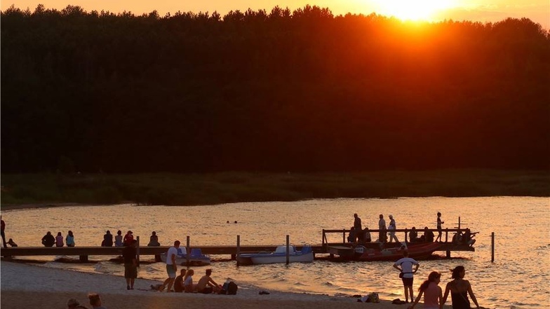 Mit dem Sonnenuntergang, der den Berzdorfer See in ein warmes Orange tauchte, steuerte der Sonnabend auf den abschließenden Höhepunkt zu ...