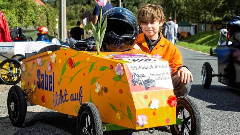 Der Jüngste Der Elfjährige Lucas Bauer war ursprünglich gar nicht als Fahrer des „Sabel-Flitzers“ geplant. Er trat nun als Ersatzmann in Kleinnaundorf an. Seine bunt geblümte Seifenkiste wurde von Schülern und Lehrern der Best-Sabel-Schule in Freital gebaut.