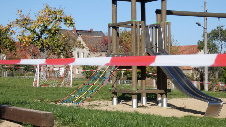 Das rot-weiße Flatterband rings um den Spielplatz hat in den letzten Tagen bei den Cöllner Kindern für Verunsicherung gesorgt.