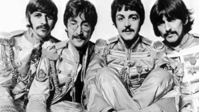 Unverkennbar die Beatles 1976 – von links: Ringo Starr, John Lennon, Paul McCartney und George Harrison. Der deutsche Kabarettist und Romanautor Frank Goosen hat Orte besucht, wo alles mit den Pilzköpfen begonnen hat.