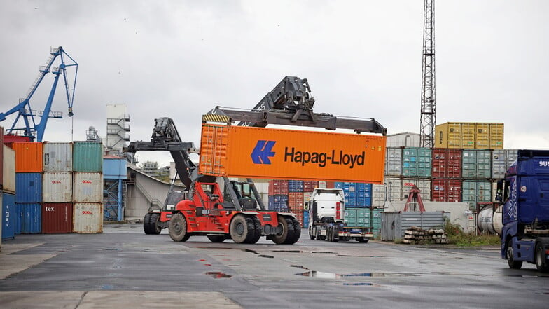 Die Container stapeln sich im Riesaer Hafen. Eine Million Tonnen Güter hat die SBO hier zuletzt umgeschlagen.
