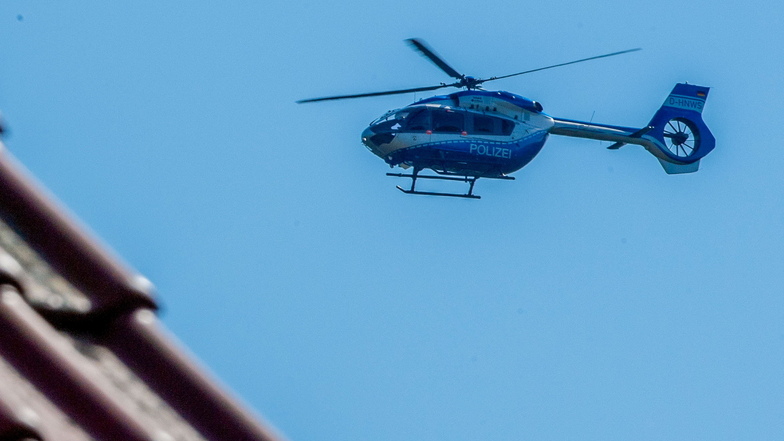 Polizei-Hubschrauber kreist über Dresdens Innenstadt