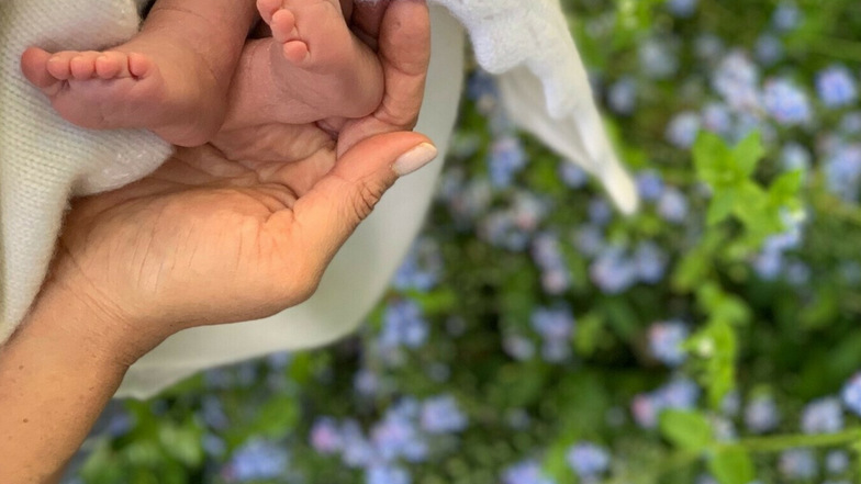 Knapp eine Woche nachdem sie mit Baby Archie zum ersten Mal Mutter geworden ist, hat Herzogin Meghan per Instagram Grüße zum Muttertag verschickt. 